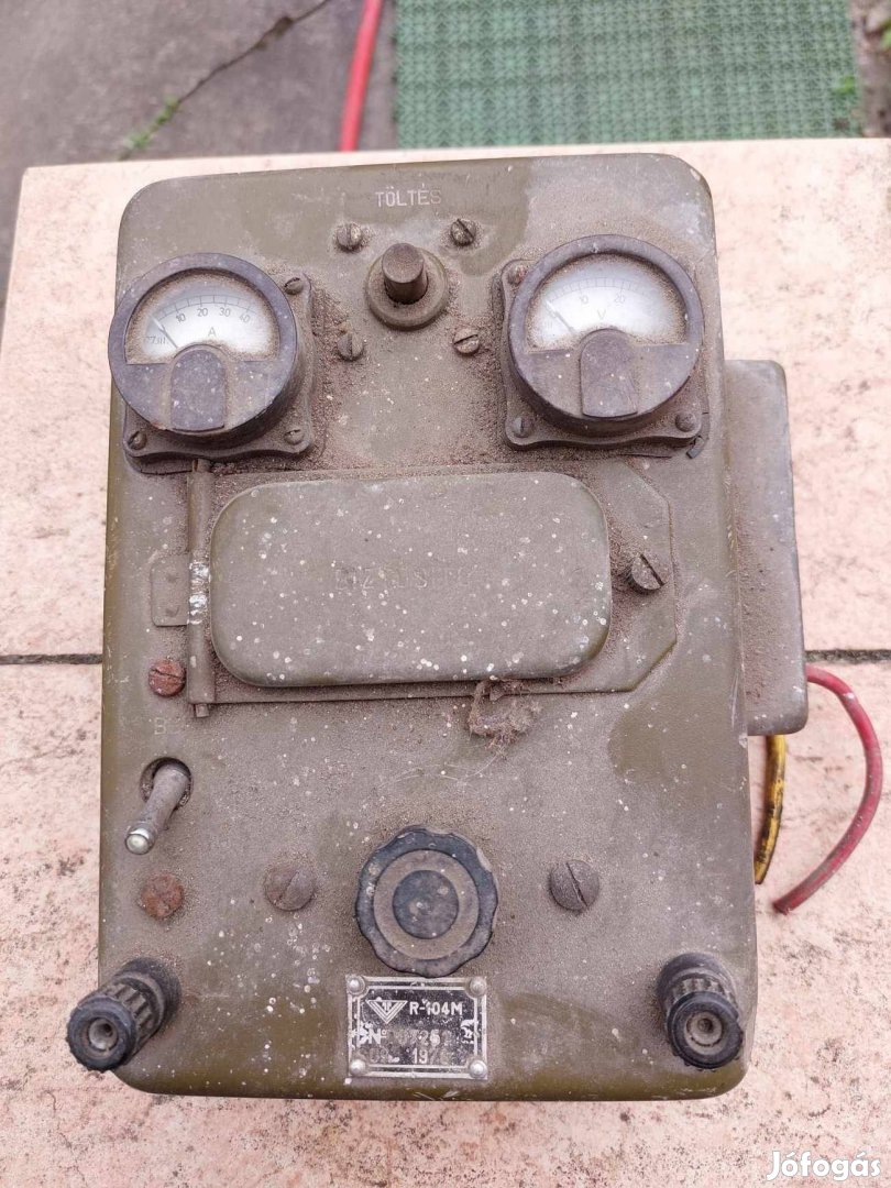 Katonai akkumulátor töltő rádió r104M régi retro