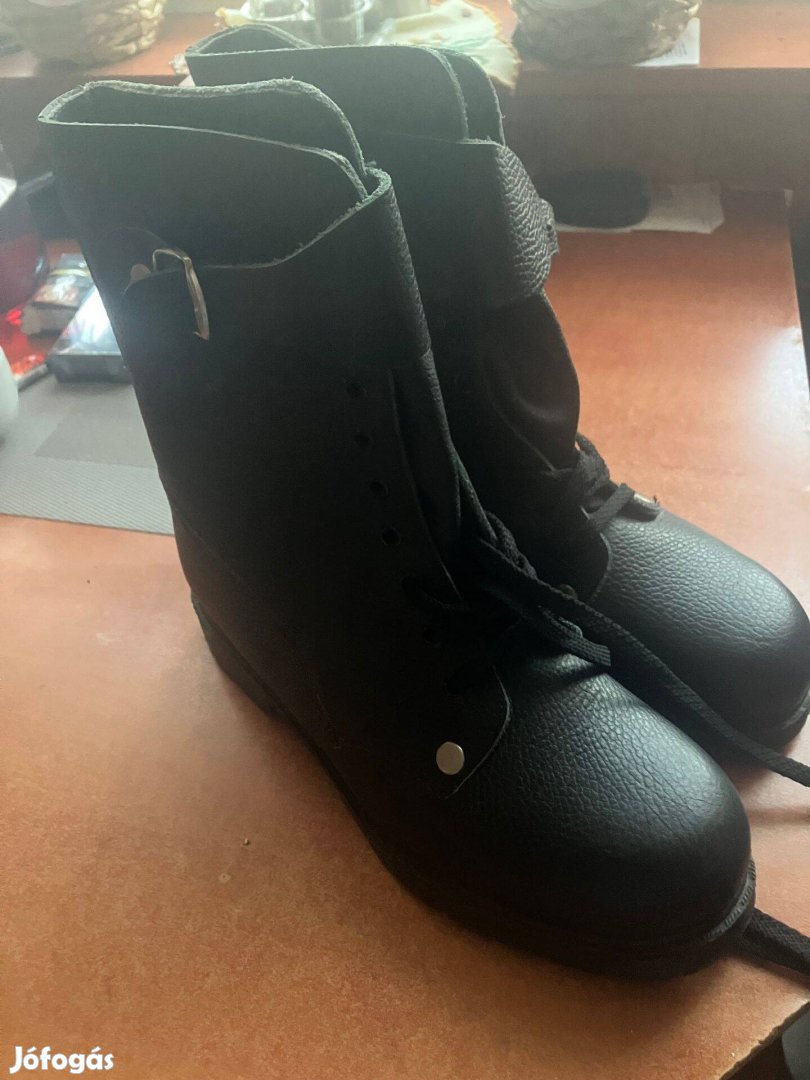 Katonai bakancs, surranó