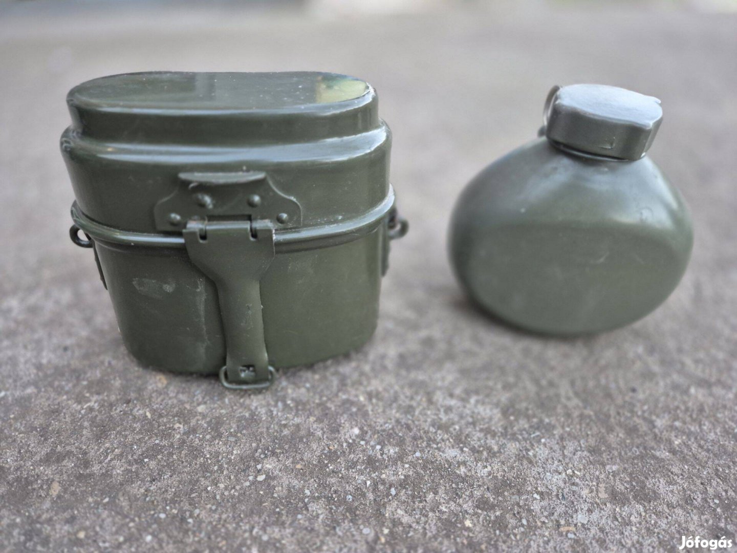 Katonai csajka és kulacs, sosem használt