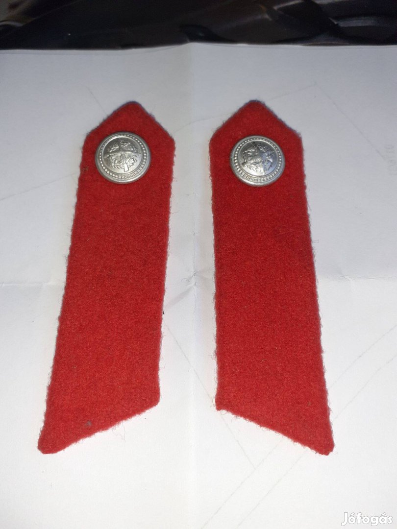 Katonai díszelgő posztóköpeny gallér hajtóka paroli