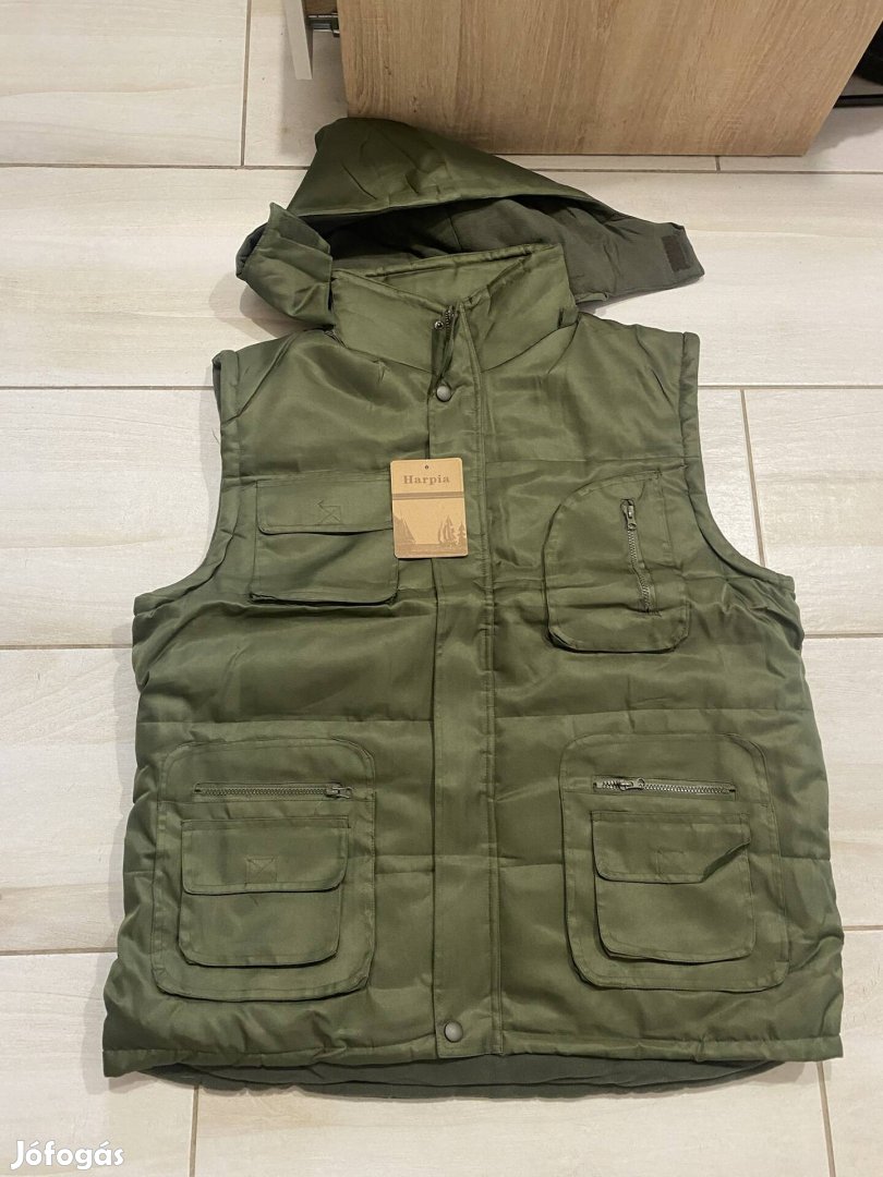 Katonai jellegű bélelt mellény