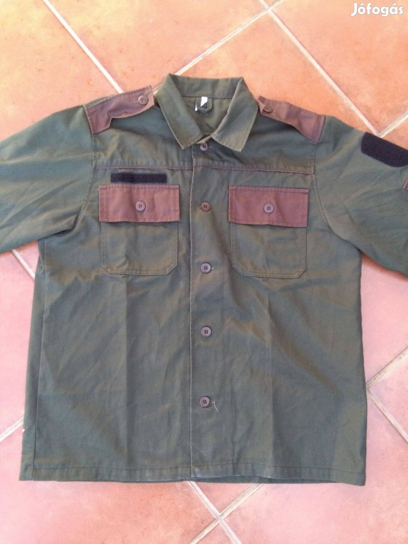 Katonai jellegű zöld zubbony