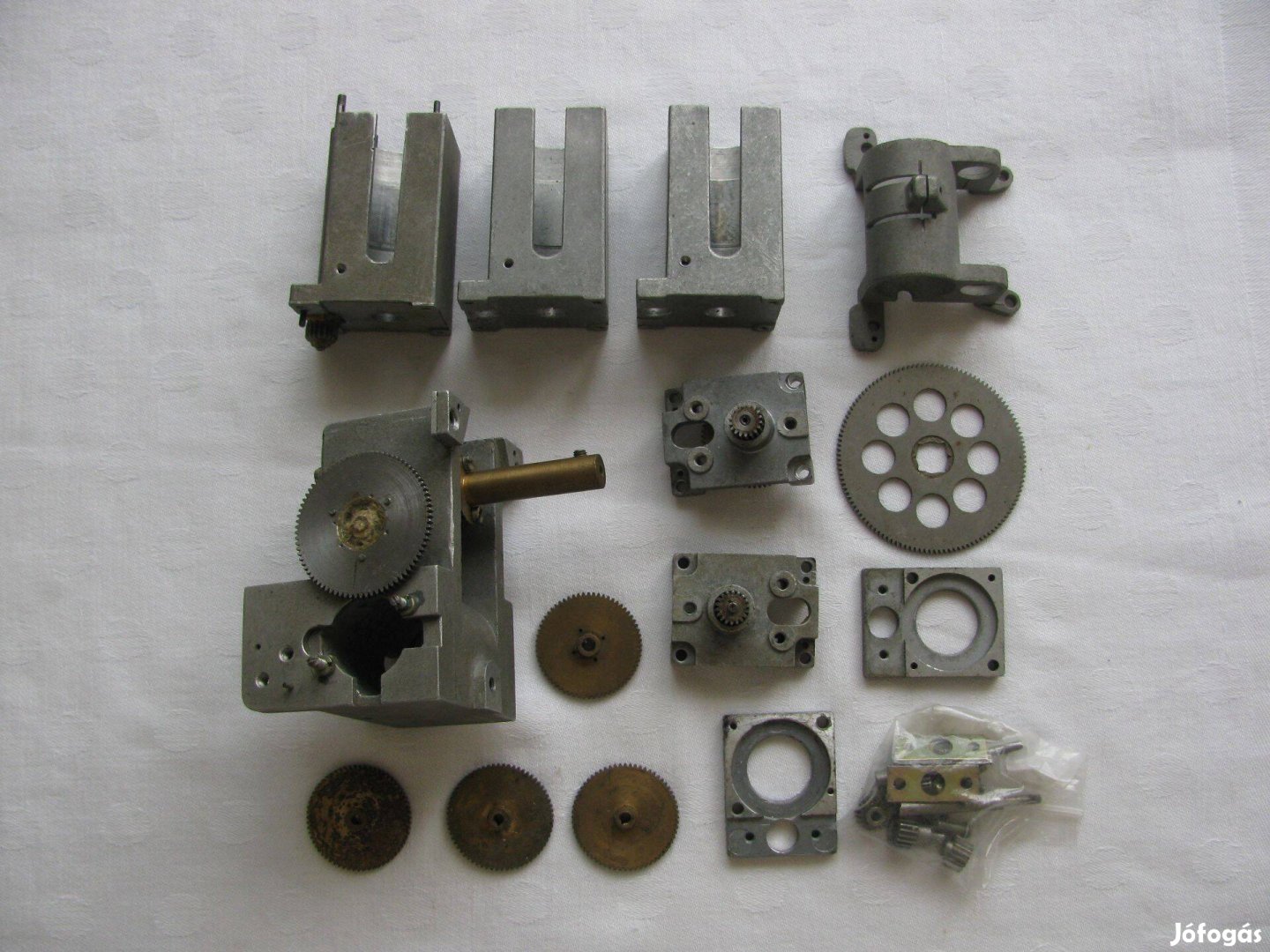 Katonai mechanikus alkatrészek , több féle