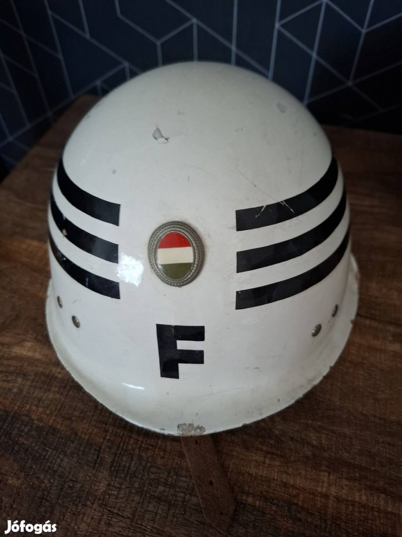 Katonai rendész sisak forgalomírányító