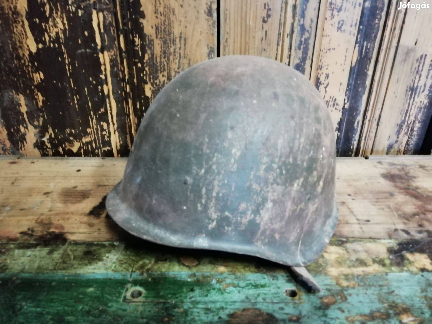 Katonai sisak az 50-es évekből, dekorációnak
