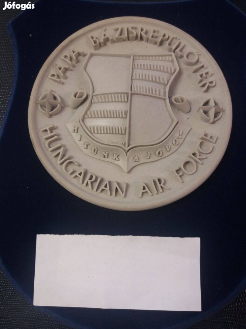 Katonai témájú Putnoki porcelán dísztárgy