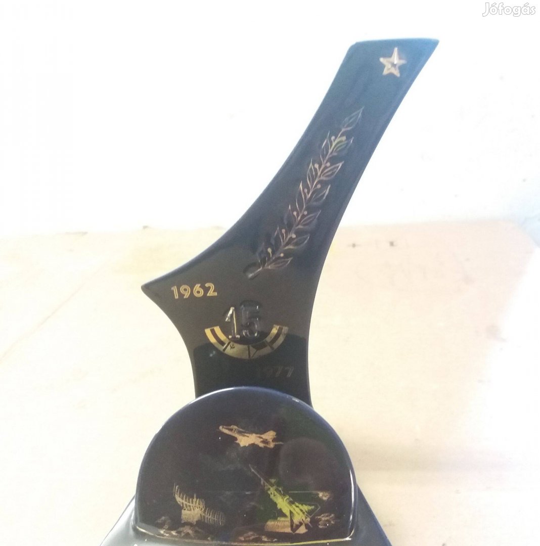 Katonai témájú porcelán emléktárgy 15 éves