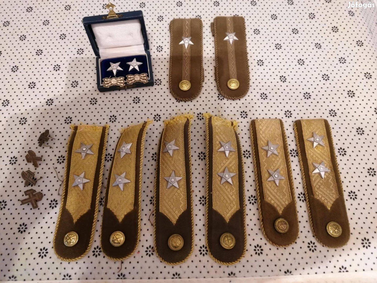 Katonai vállapok, fegyvernem jelzések, vállap és ruházati