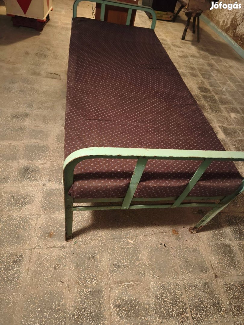 Katonai vaságy szivaccsal- vagy anélkül