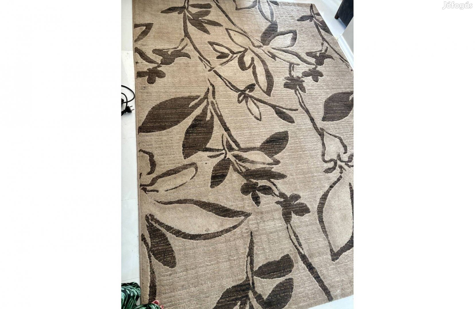 Kávé-bézs virágmintás szőnyeg, 160 cm x 230 cm
