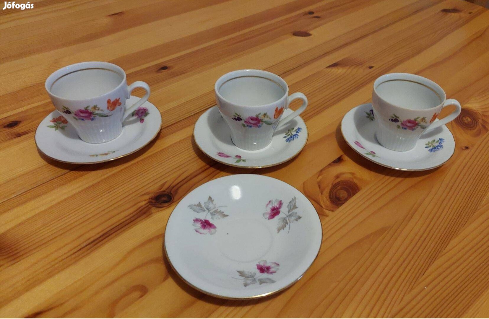 Kávés csészék tányérral