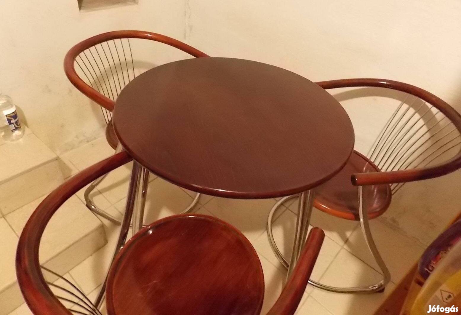 Kávézó asztal székekkel