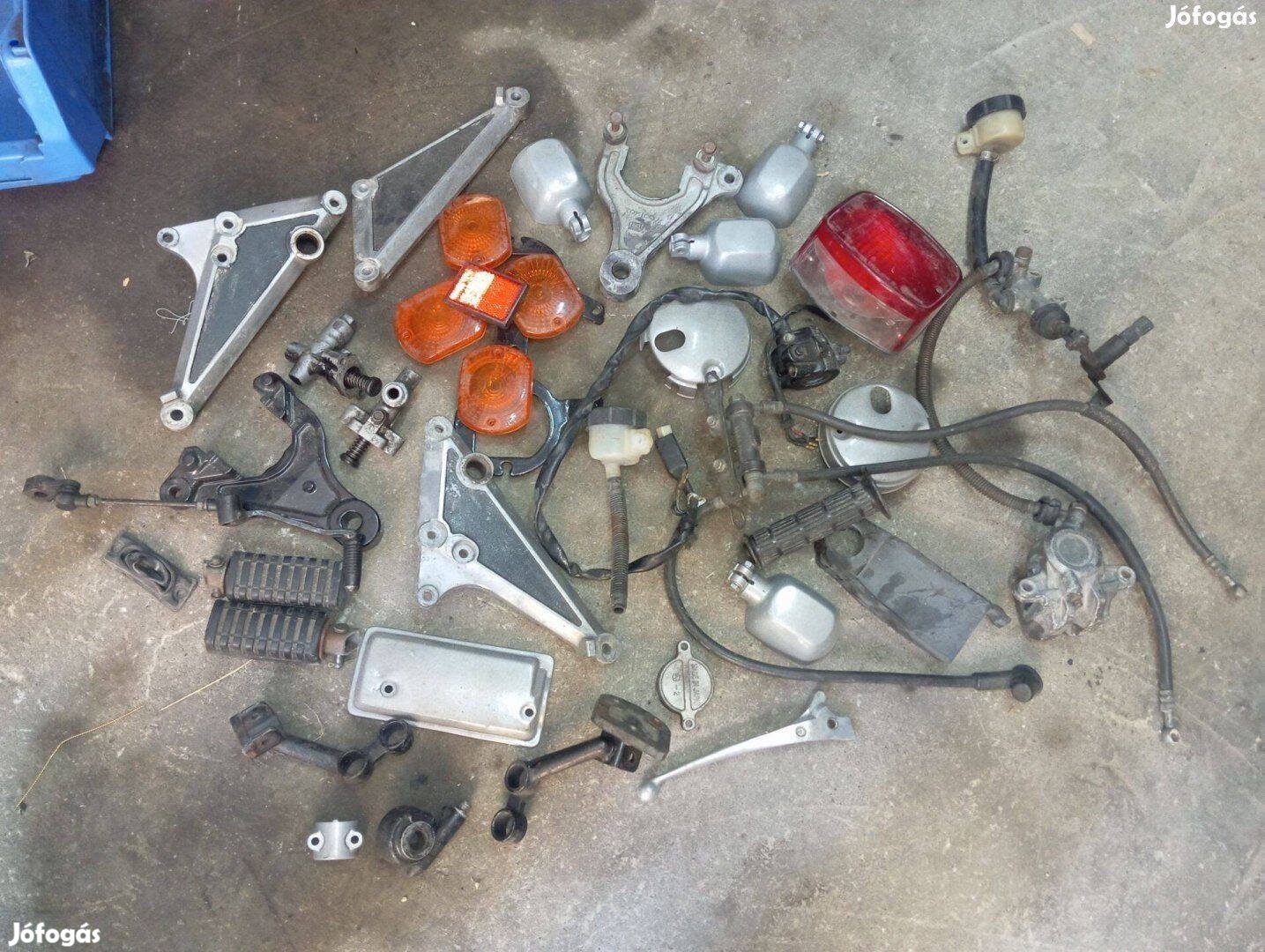 Kawasaki LTD 750 alkatrészek