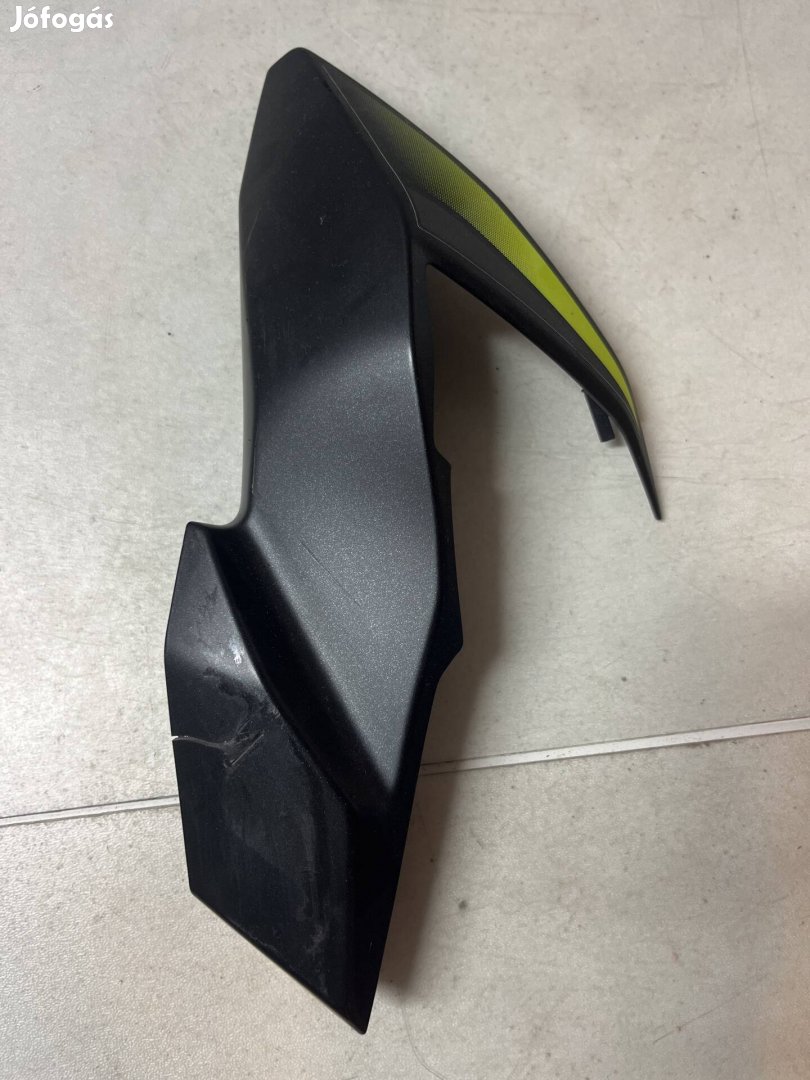 Kawasaki Z650 lámpa melletti idom 