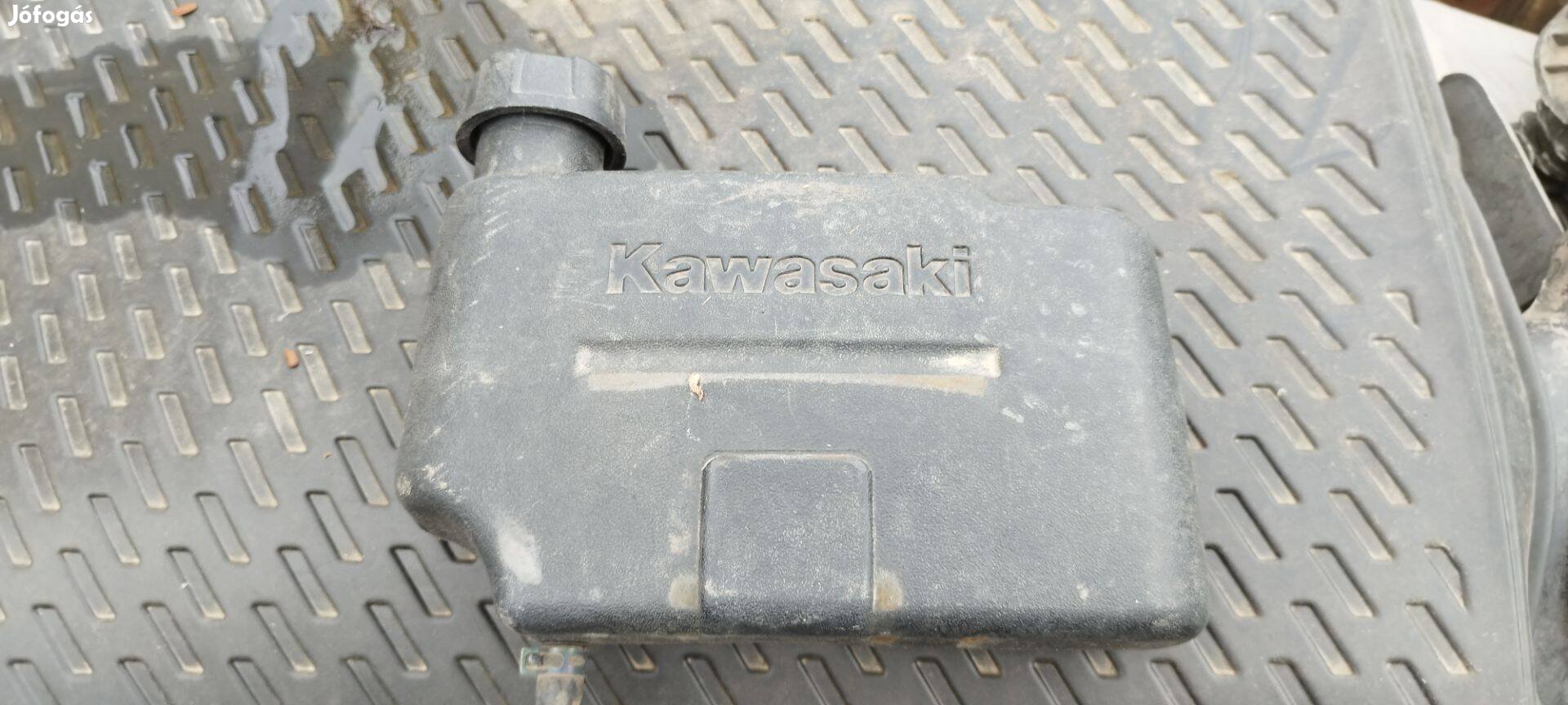 Kawasaki fűnyíró motorhoz gyári üzemanyag tank eladó
