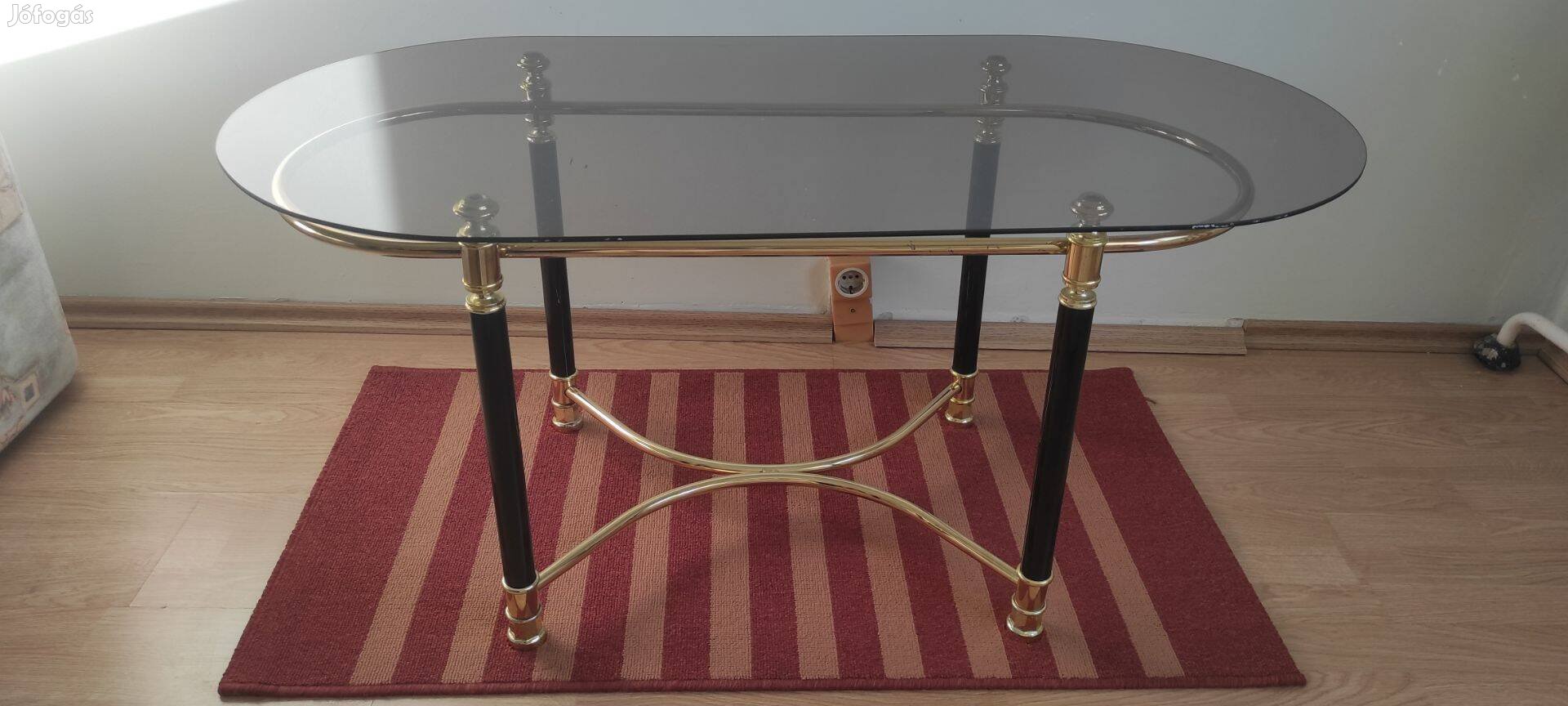 Kb. 1 méter hosszú üveg tetejű dohányzóasztal