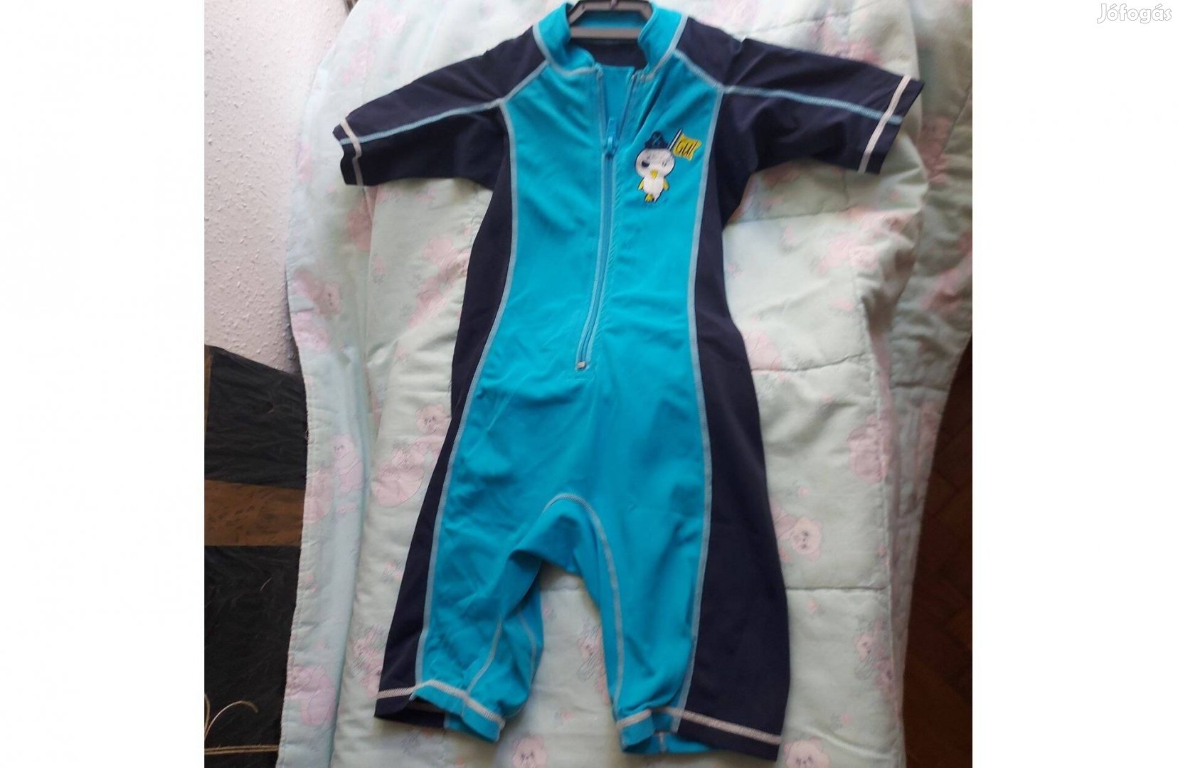 Kb. 8692-es méretű elől cipzáras strandruha kisfiúnak