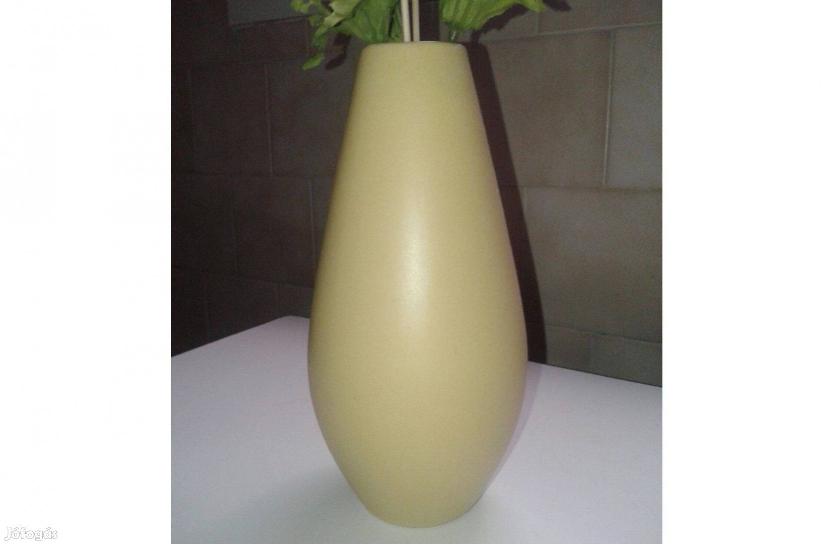 Kecses, szép formájú sárga kerámia váza számozás az alján