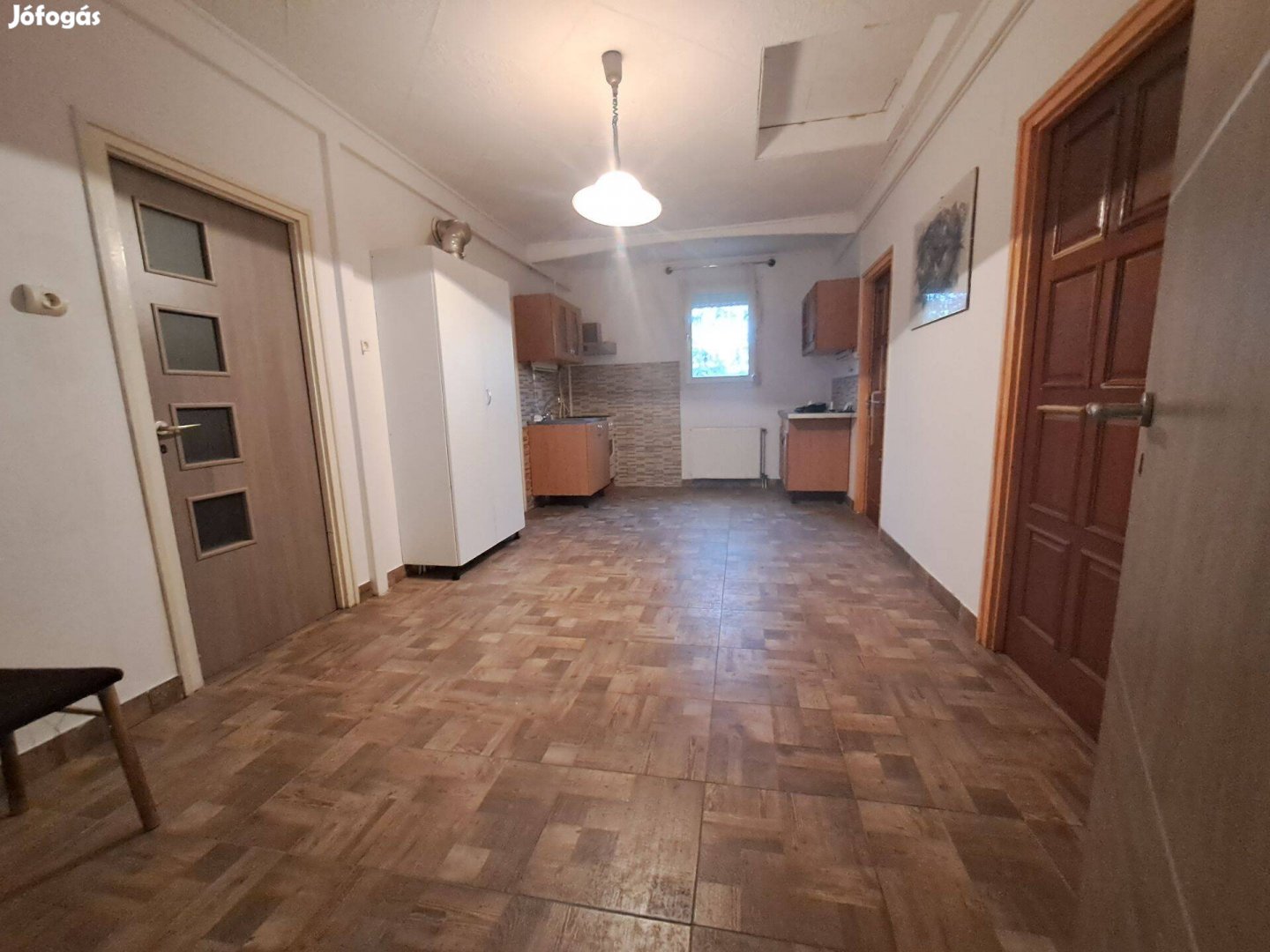 Kecskemét Helvéciai lakóház felújítva eladó. Nem kifüggesztős