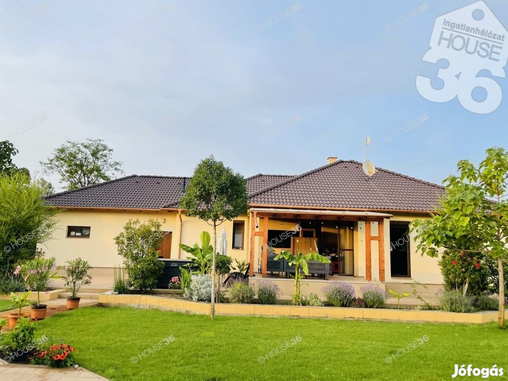 Kecskemét-Kadafalván, kétrendbeli 41 szobás családi ház