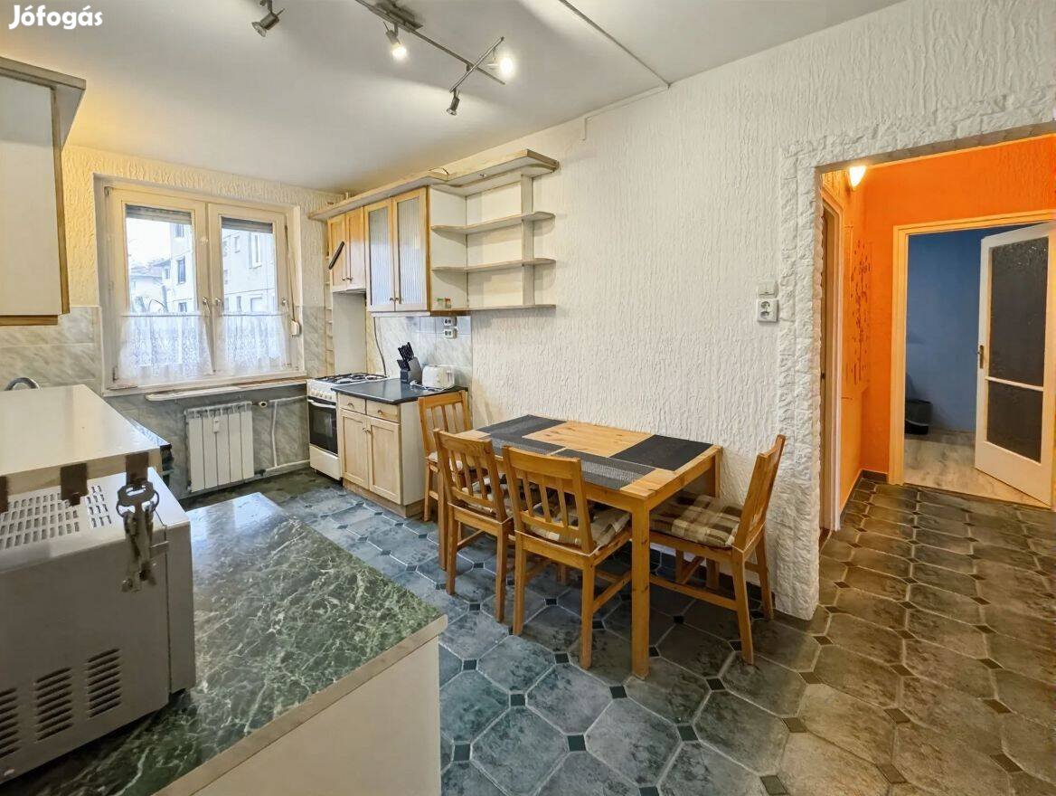 Kecskemét Széchenyivárosában 22 félszobás lakás Eladó