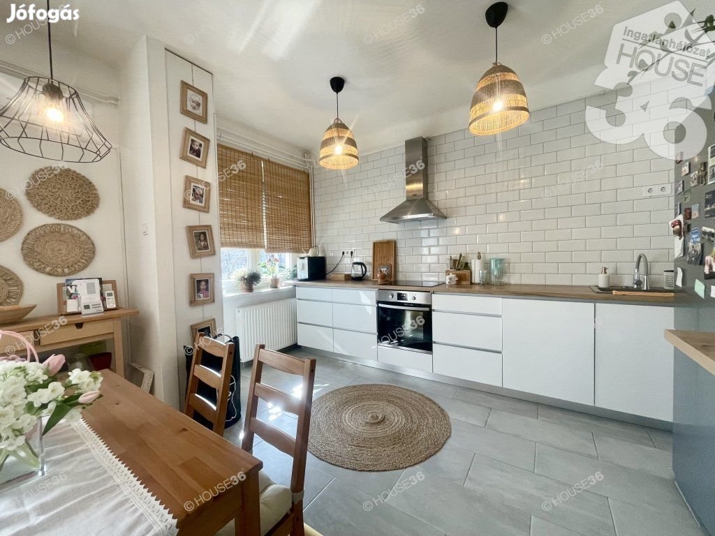 Kecskemét belvárosi I. emeleti, erkélyes, egyedi, tégla