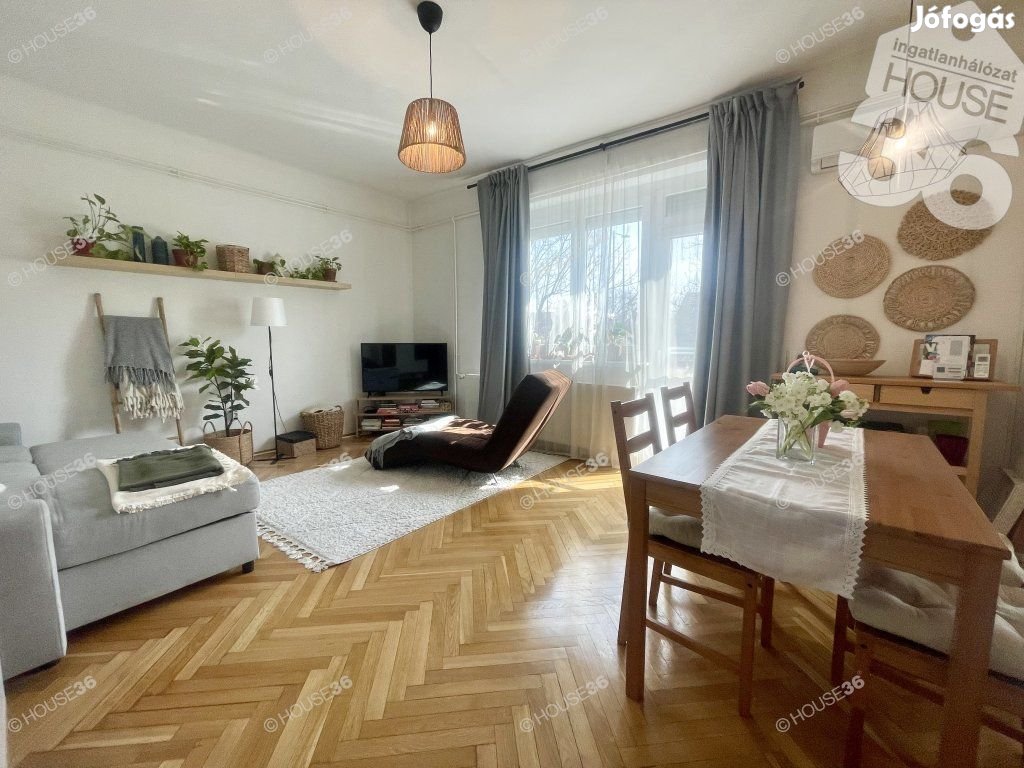 Kecskemét belvárosi I. emeleti, erkélyes, egyedi, tégla