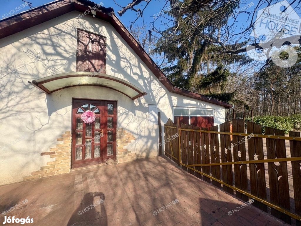 Kecskemét közelében felújított lovas tanya eladó!