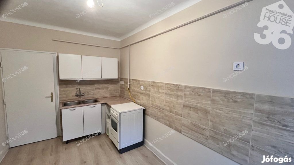 Kecskeméten a Petőfivárosban 2 szobás sorház eladó!