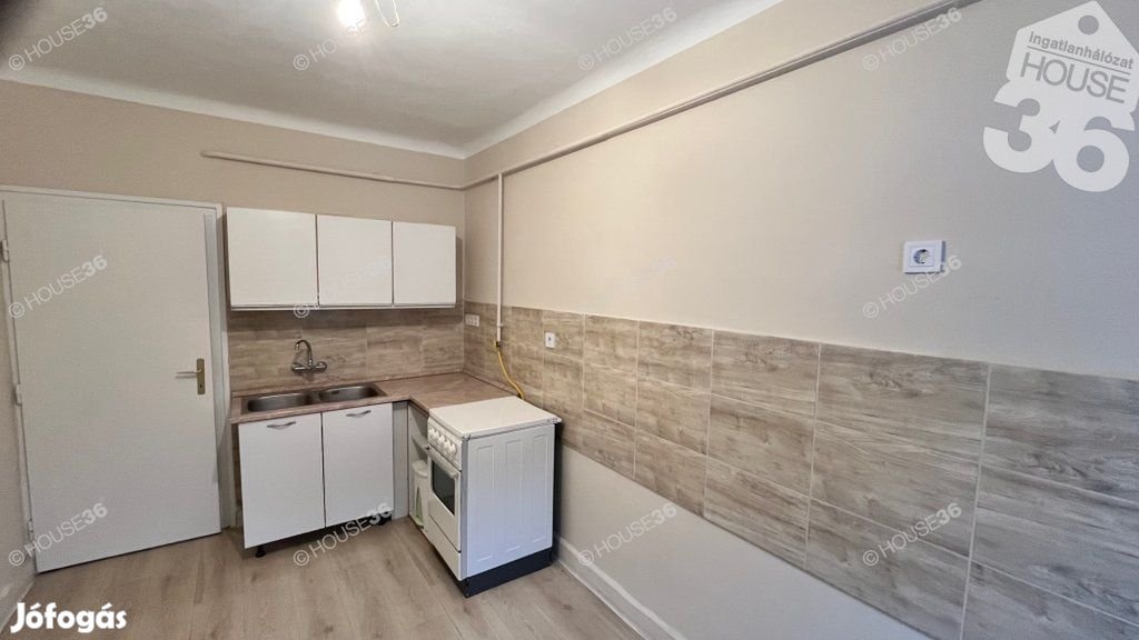 Kecskeméten a Petőfivárosban 2 szobás sorház eladó!