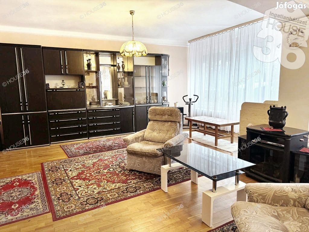 Kecskeméten a Petőfivárosban, nappali 3 szobás ház eladó!