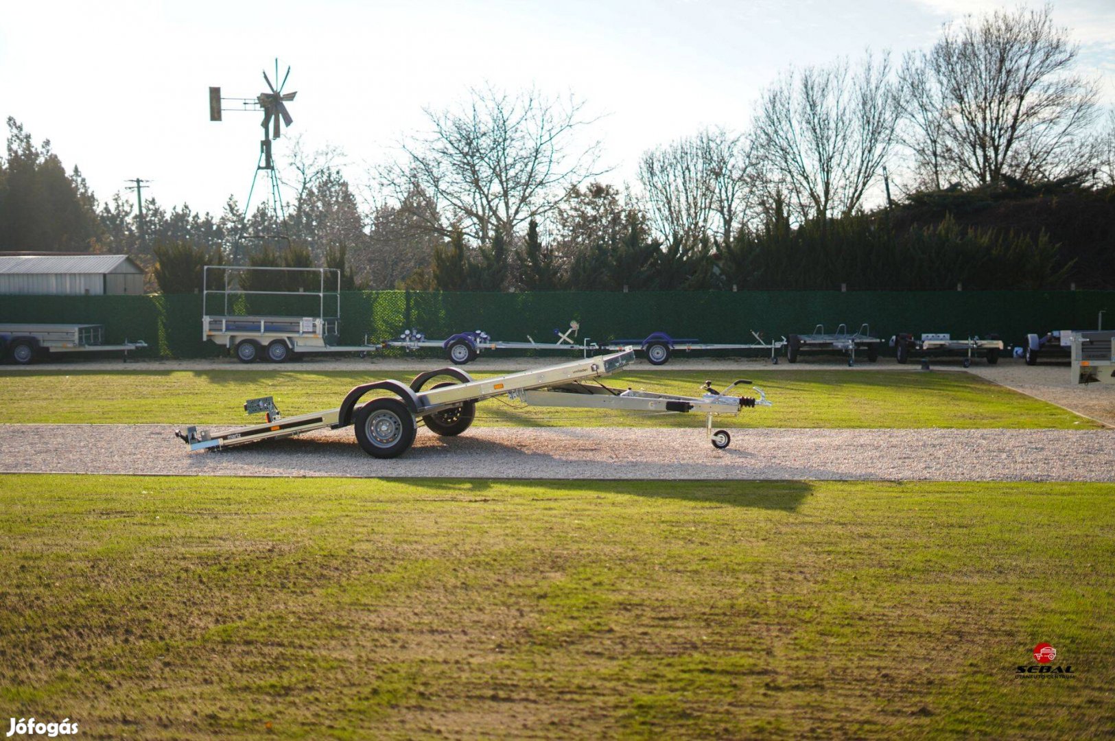 Kecskeméten átvehető: Új 1 tengelyes billenős fékes (1300 kg) utánfutó