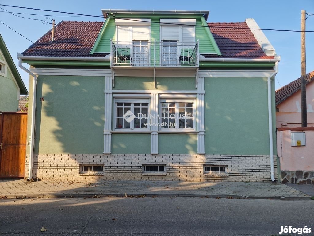 Kecskeméten két szintes 88nm belvárosi ház 40nm pincével eladó!