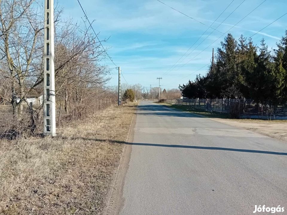 Kecskeméttől kb.8 km-re, Helvécia és Ballószög között, 3016m2 telek