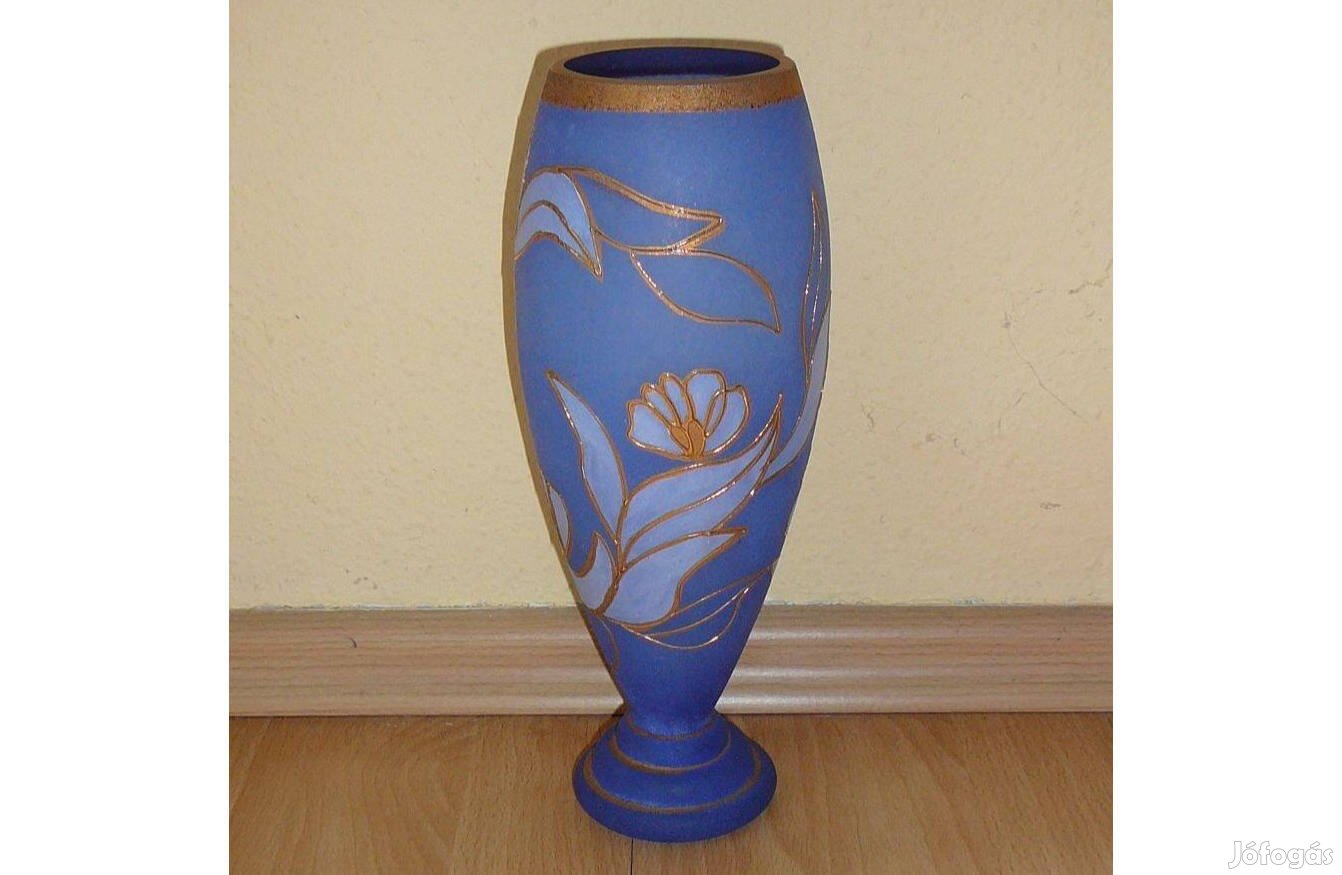 Kék, fújt üveg, homok fújt, arany díszítéses váza. Magasság: 27cm