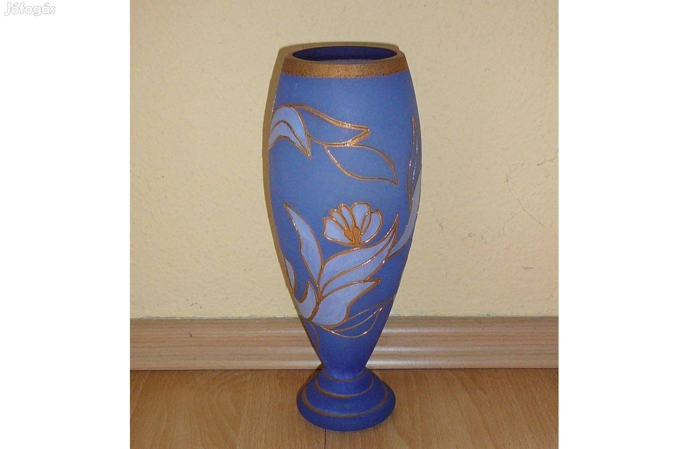 Kék, fújt üveg, homok fújt, arany díszítéses váza. Magasság