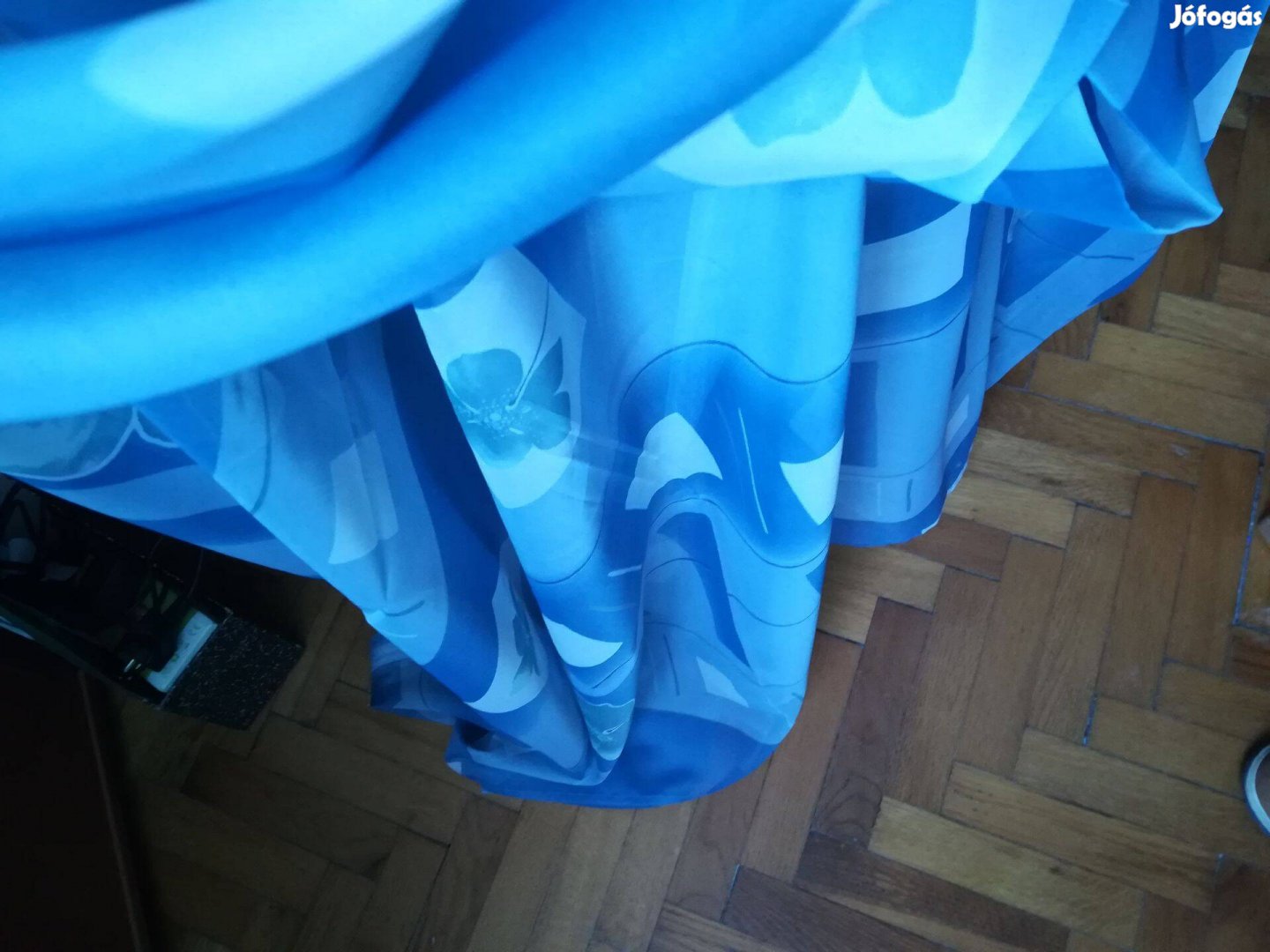 Kék, mintás függöny