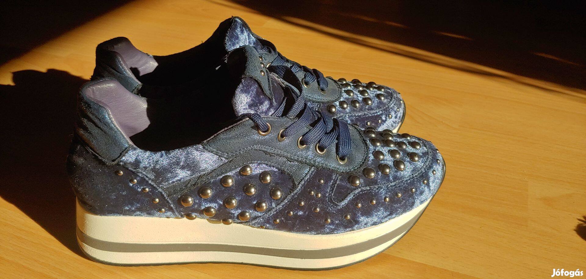 Kék bársony edzőcipő