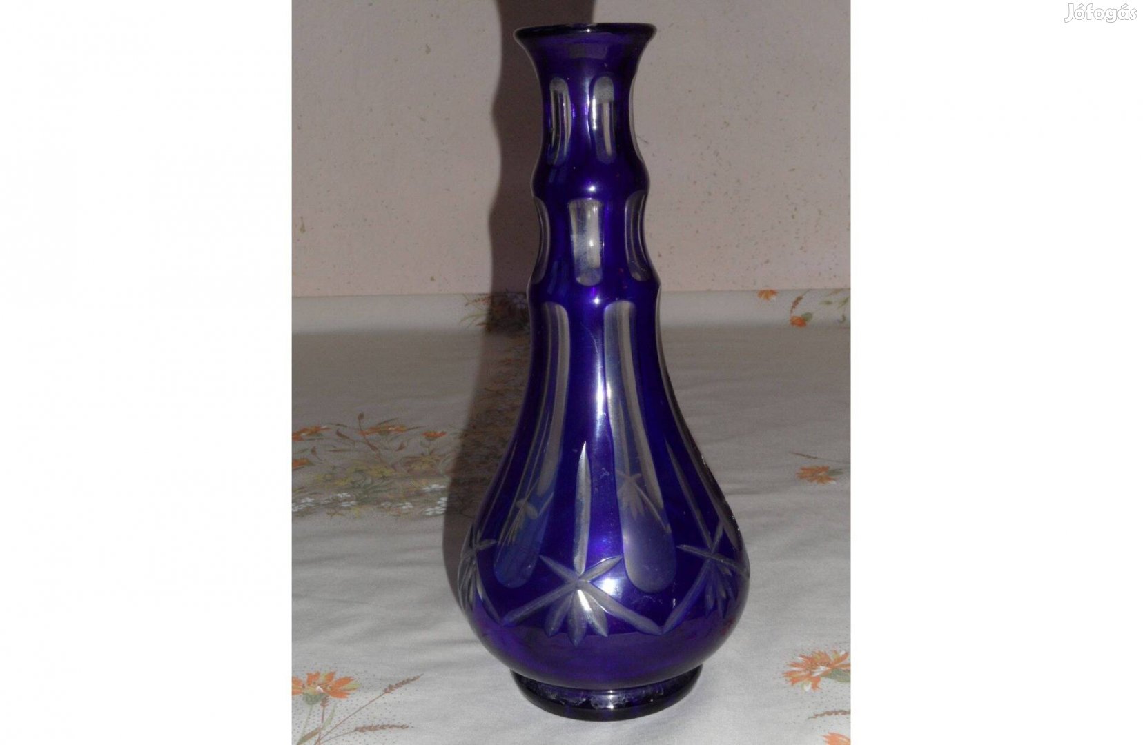 Kék hántolt üveg egyszálas váza, likőrös üveg