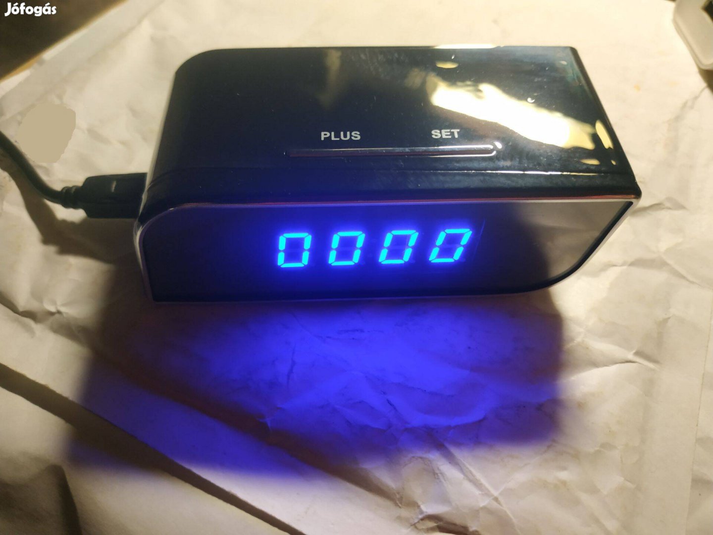 Kék kijelzős digitális asztali óra rejtett kamerával