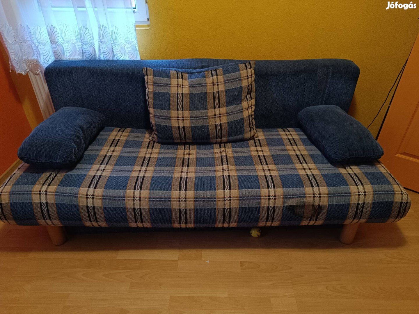 Kék-kockás ágyneműtartós kanapéágy