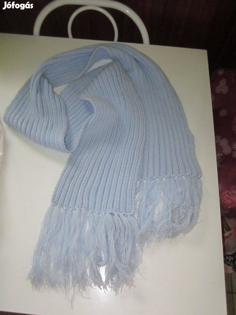 Kék kötött hosszú sál