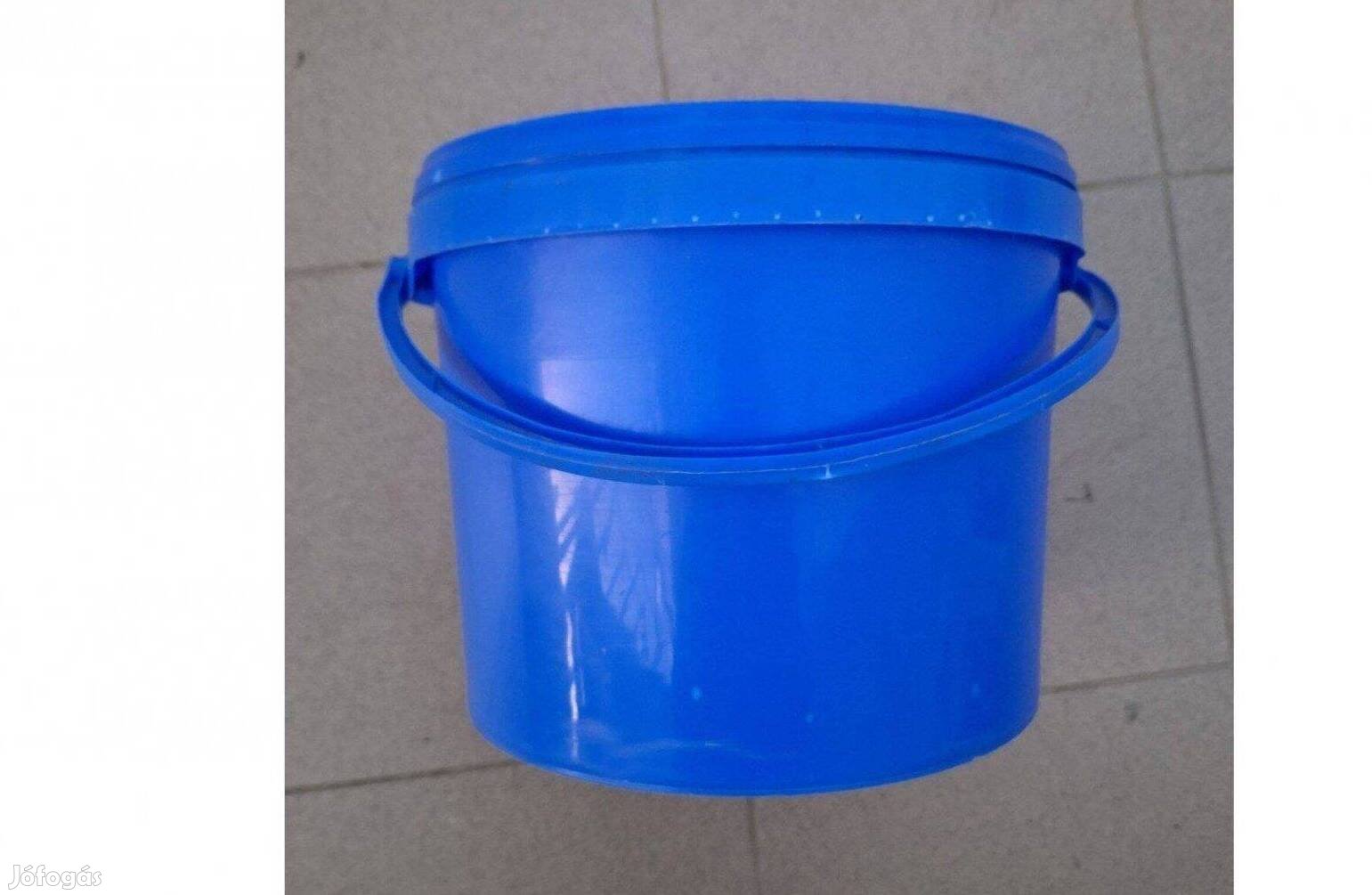 Kék műanyag vödör zárható tetővel. Több van. Horgászoknak,ga