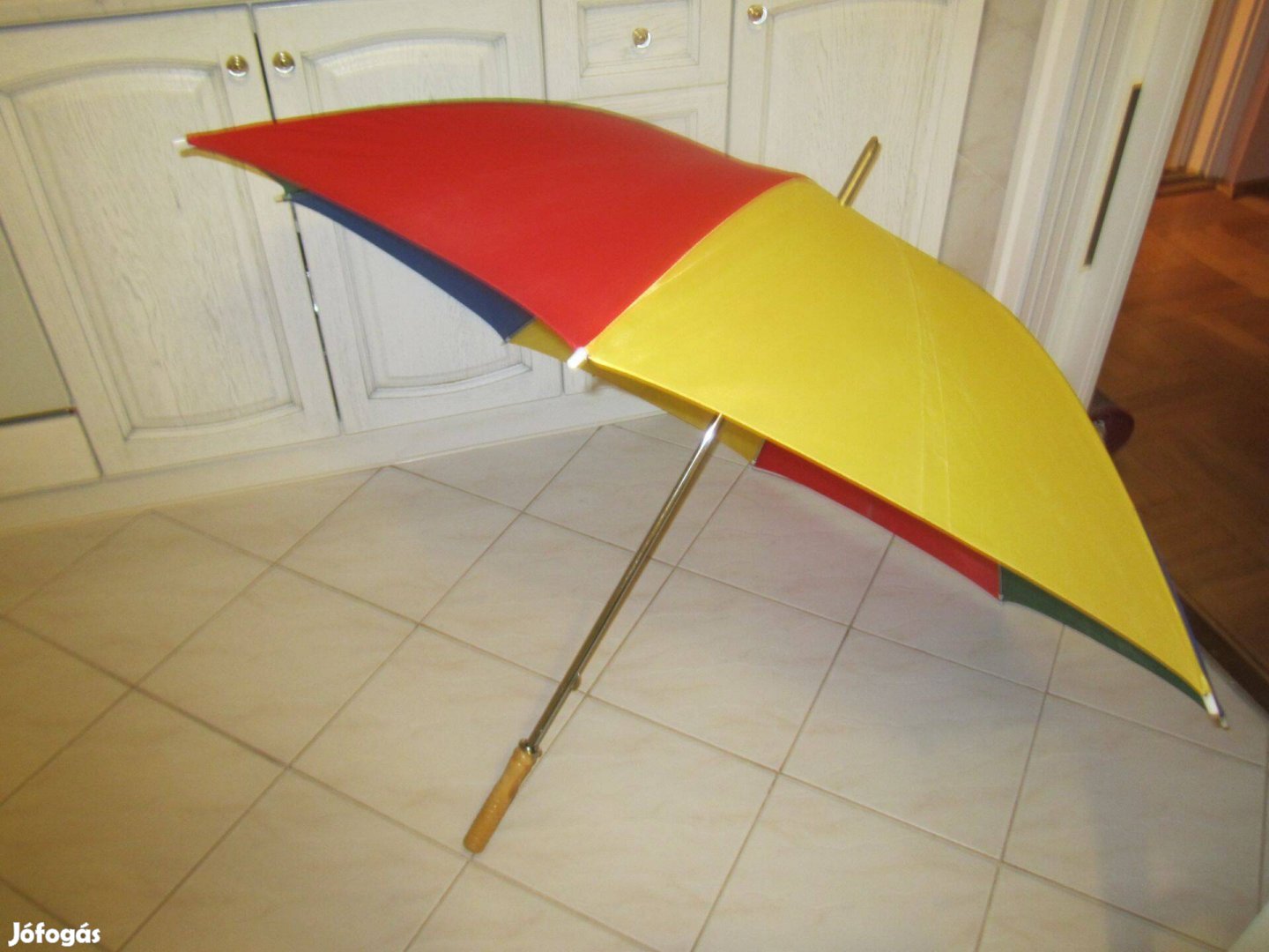 Kék-piros sárga szelvényekből álló új fanyelű esernyő eladó