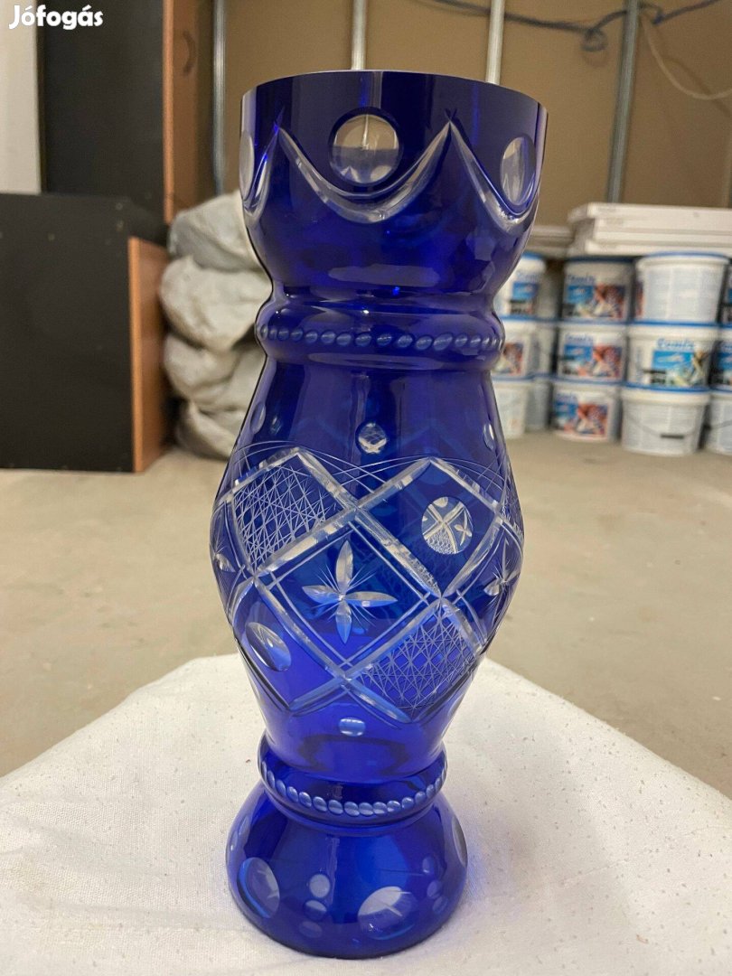 Kék színezett csiszoltüveg váza