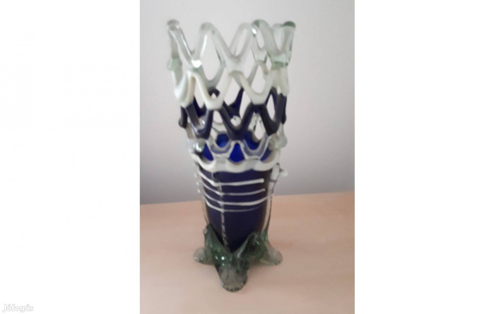 Kék színű, kézműves váza
