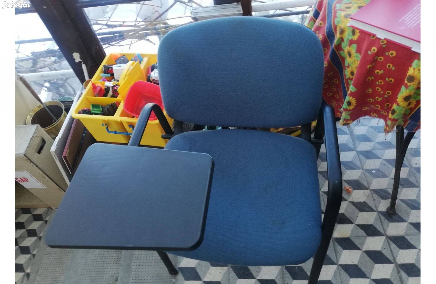 Kék színű, stabil szék írótámasszal 6000 forintért eladó