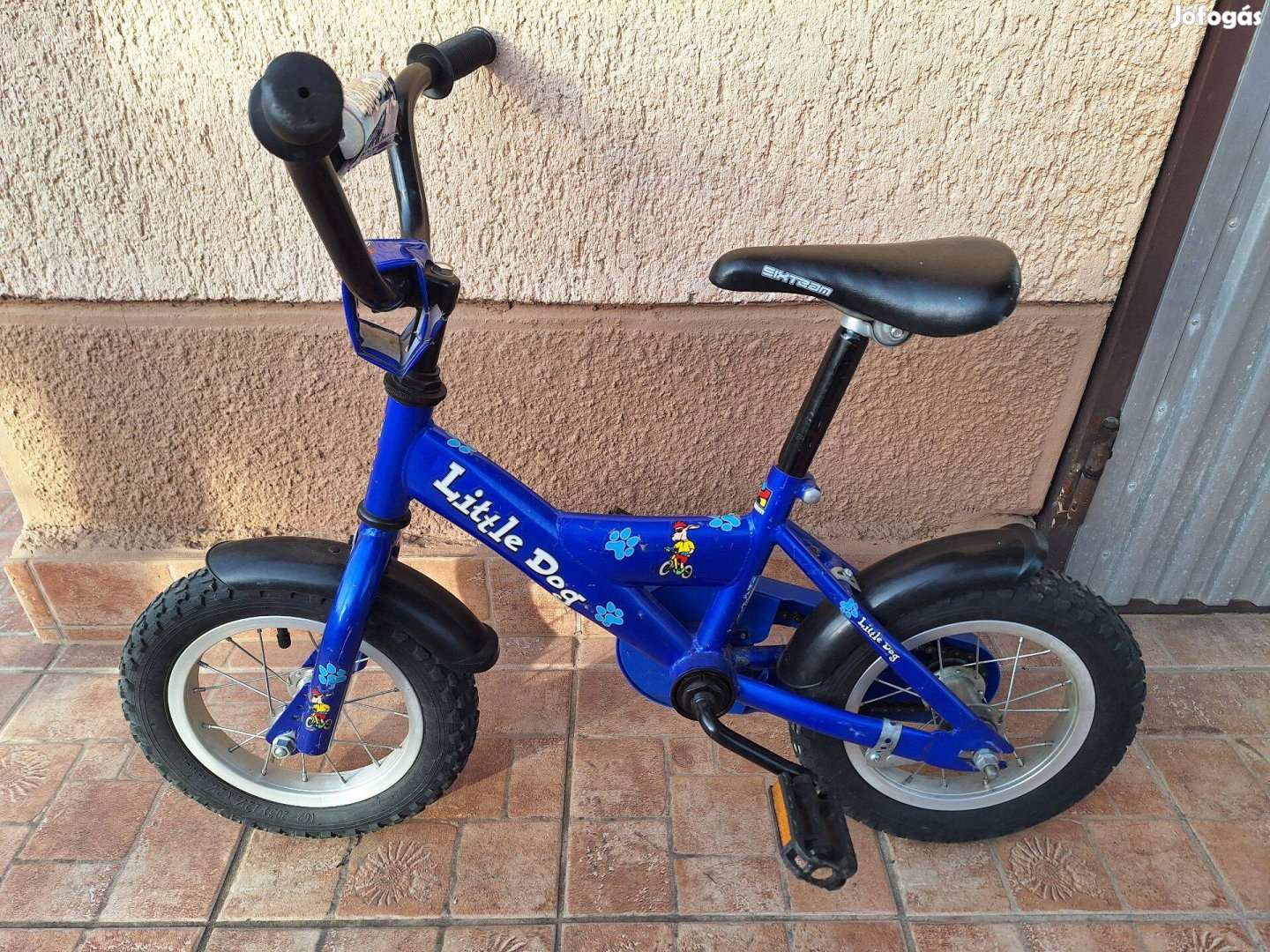 Kék színű kerékpár eladó
