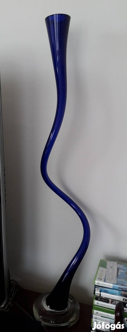 Kék színű nagy méretű üveg váza. Mérete: 90 cm