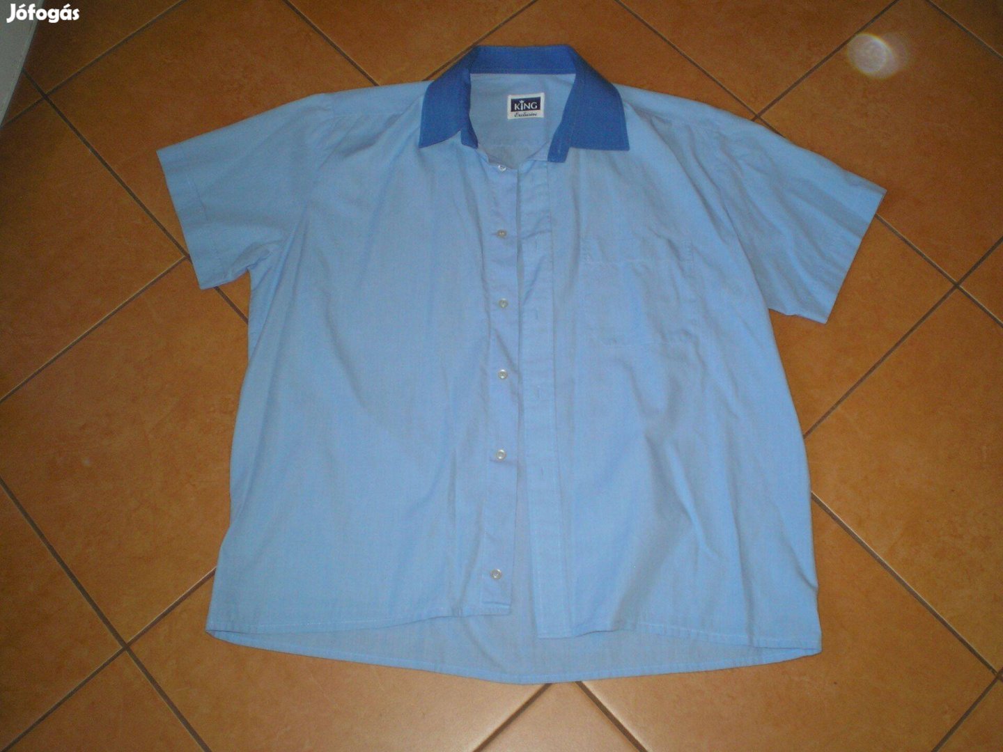 Kék színű sötétkék gallérral férfi rövid ujjú ing L-es L